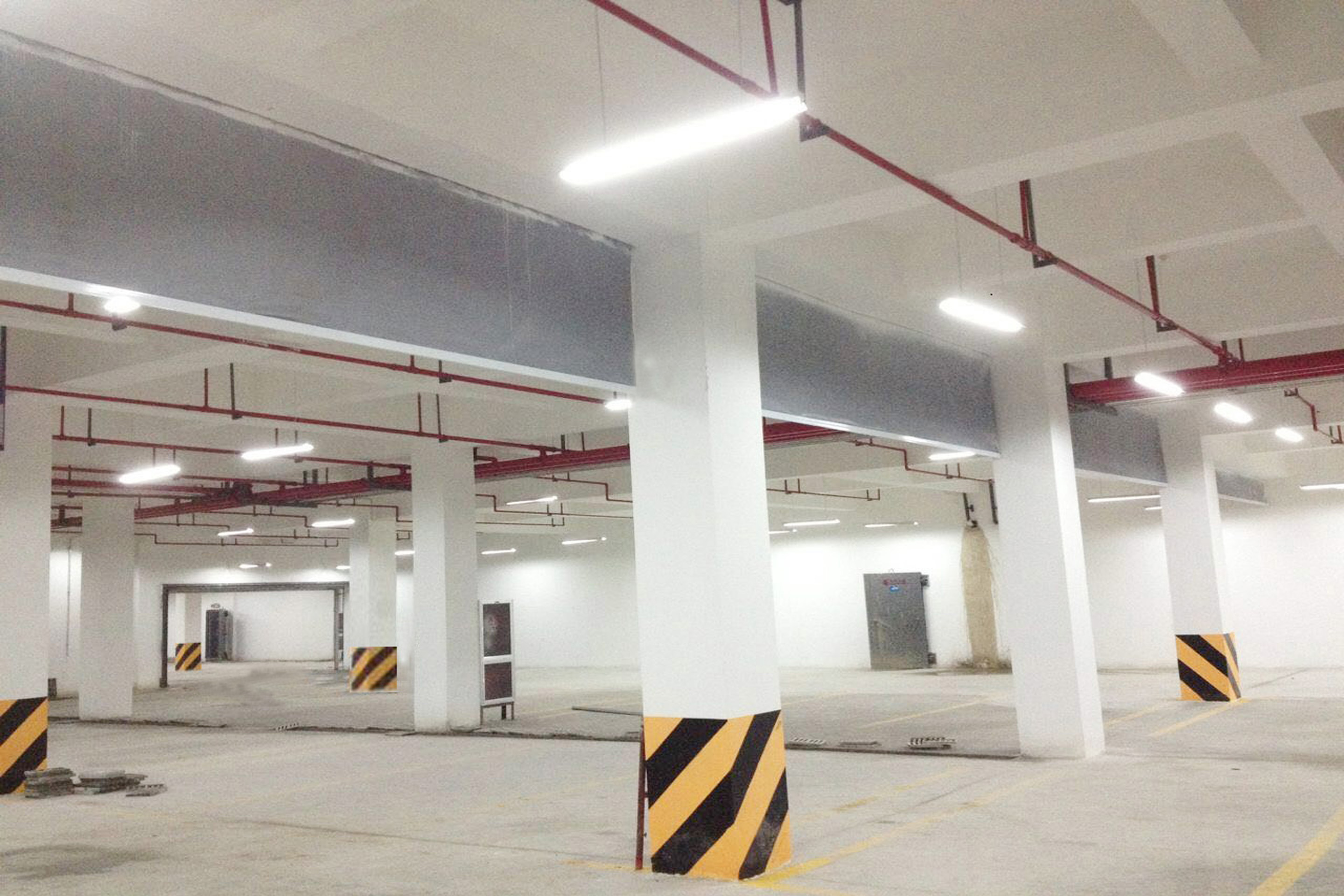 擋煙垂壁的高度、距地高度是多少？